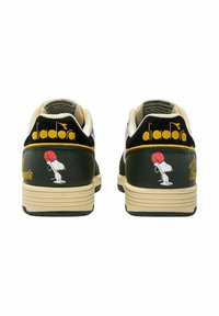 Sneaker verde con tomaia in suede, soletta crema e suola in gomma. Presenta grafiche di Snoopy e accenti gialli sul tallone e sul branding.