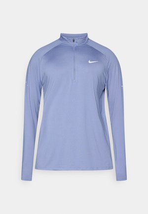 Svetlofialová dlhá rukávová štvrťzipová mikina s reflexným logom Nike. Má raglánové rukávy a hladkú, pružnú tkaninu.