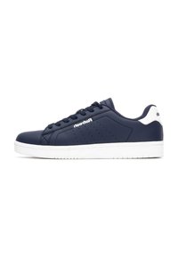 Zapatillas azul marino con acentos blancos, parte superior de sintético liso, detalles perforados, suela de goma plana y costuras acolchadas para mayor durabilidad.