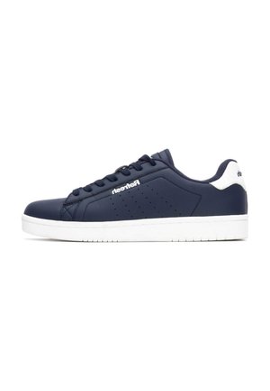 Zapatillas azul marino con acentos blancos, parte superior de sintético liso, detalles perforados, suela de goma plana y costuras acolchadas para mayor durabilidad.