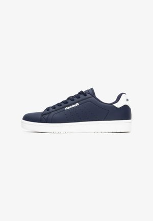 Zapatillas azul marino con acentos blancos, parte superior de sintético liso, detalles perforados, suela de goma plana y costuras acolchadas para mayor durabilidad.