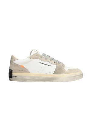 Sneaker basse con pannelli in suede bianco e beige, lacci grigi, scritta "CRIME LONDON" sul lato e dettagli neri e arancioni sul tallone.