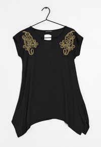 Černý top s krátkým rukávem a volným střihem, s zlatými vyšívanými detaily na ramenou a se zaobleným spodním lemem.
