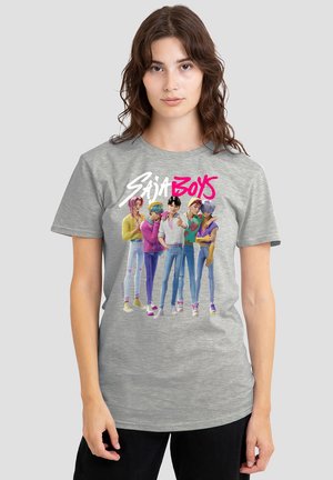 Graues Baumwoll-T-Shirt mit einem bunten Grafikdesign von sechs stilisierten Figuren mit unterschiedlichen Haarfarben und lässiger Kleidung, vor einem einfarbigen Hintergrund.