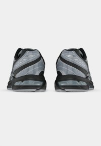 Pilkos bėgimo bateliai su tinkline viršutine dalimi, juodais akcentais ir atspindinčiais elementais. Yra paminkštintas padas ir tekstūruotas protektorius geresniam sukibimui.