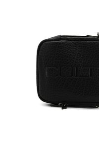 Borsa rettangolare in pelle nera con superficie testurizzata, dotata di logo in rilievo e chiusura con zip. Design compatto adatto per accessori.