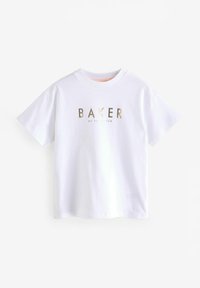 Hvid bomulds T-shirt med round neckline og korte ærmer. Guldfolie "BAKER" logo trykt på fronten, med "by Ted Baker" nedenunder.