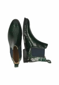 Botas de tobillo de piel verde con estampado de cocodrilo, con paneles elásticos, puntera redonda, suela delgada de goma negra y lengüeta trasera.