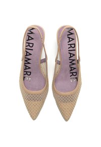 Tacchi slingback beige con punta affilata, dettagli in rete e soletta lavanda. Logo nero sulla soletta.