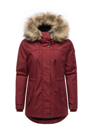 Röd parka-jacka med en huva klädd i imiterad päls, dragsko och två framfickor. Har ribbade muddarna och en något förlängd bakdel.