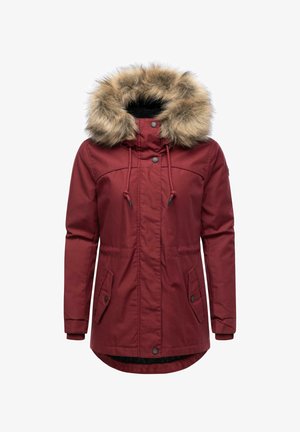 Punainen parka-takki, jossa on tekoturkiksella vuorattu huppu, kiristysnauha ja kaksi etutaskua. Ominaisuuksiin kuuluvat ribbaustaskut ja hieman pidempi takaosa.