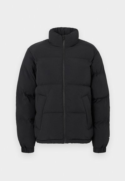 Svart puffjacka med hög krage, dragkedjestängning, elastiska muddar och quiltad textur, med en minimalistisk design och inga synliga logotyper.