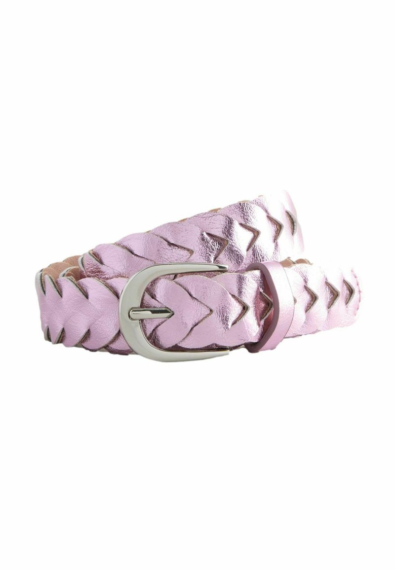 Ceinture en cuir tressé rose avec une boucle en argent, présentant un motif en chevrons distinct et une texture lisse, sécurisée à l'extrémité avec un accent assorti.