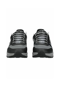 Černé a šedé sportovní boty s mřížkovými panely, zaoblenou špičkou, gumovou podrážkou a elastickými tkaničkami, prezentující moderní design a texturovaný povrch.