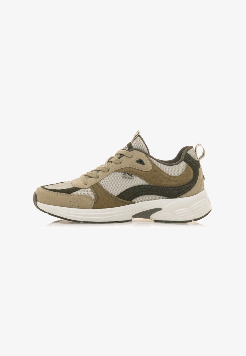 Baskets de sport beige et vert olive avec tige en mesh et en daim, design à lacets, col rembourré et semelle en caoutchouc blanc.