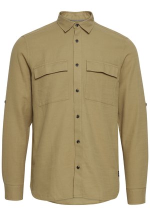 Rjava srajca z dolgimi rokavi iz mehkega blaga, z ovratnikom na gumbke, dvema žepoma na prsih in črnimi gumbi spredaj.