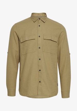 Rjava srajca z dolgimi rokavi iz mehkega blaga, z ovratnikom na gumbke, dvema žepoma na prsih in črnimi gumbi spredaj.