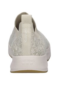 Jasno beżowe sneakersy z teksturowaną, dzianinową cholewką, elastycznym kołnierzem i kontrastującą gumową podeszwą. Detal z logo marki na pięcie i boku.