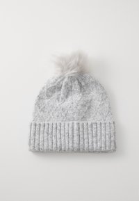 Berretto lavorato a maglia grigio con risvolto a coste e un pom-pom soffice in cima. Presenta una superficie morbida e texturizzata e un colore grigio chiaro uniforme.