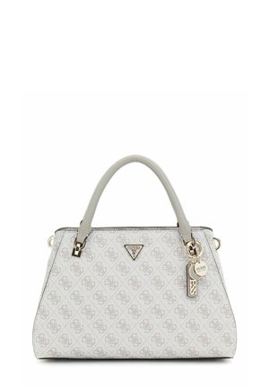 Borsa Guess bianca con motivo monogramma grigio, doppi manici e ciondoli con logo color oro appesi sul lato destro.