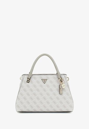 Borsa Guess bianca con motivo monogramma grigio, doppi manici e ciondoli con logo color oro appesi sul lato destro.
