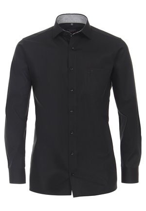 Czarna, męska koszula wizytowa z długim rękawem, z zapięciem na guziki z przodu, z zaostrzonym kołnierzykiem i kieszonką na piersi, prezentowana na manekinie.
