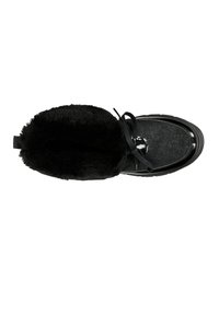 Zwarte enkellaars met nepbontvoering, synthetisch bovenwerk, ronde neus, veterluiting en glanzende accenten. Platte zool voor comfort en stabiliteit.