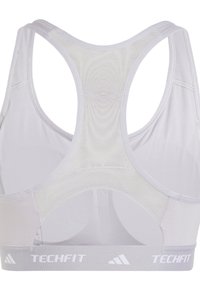 Witte sportbeha met een mesh achterkant, racerback ontwerp en een Techfit elastische band. Heeft een gladde textuur en contrasterende witte branding.