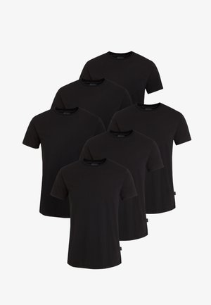 Zestaw sześciu czarnych bawełnianych koszulek. Krótkie rękawy, okrągły dekolt, gładka tekstura, bez wzorów ani grafik, z małą metką z logo po boku.