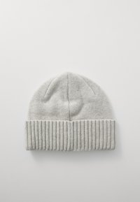 Bonnet en tricot gris avec un revers nervuré et un sommet lisse et arrondi. Texture douce, couleur uniforme, et sans motifs ni accessoires visibles.