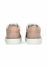 Baskets basses en cuir noir et rose avec semelle en caoutchouc blanche, présentant une texture lisse et un logo proéminent sur le talon.