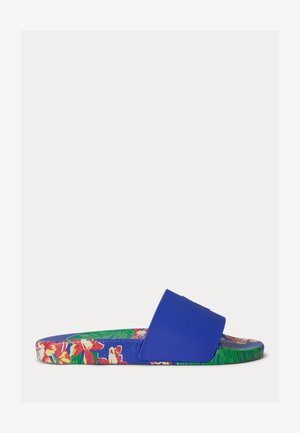 Kék papucs széles pánttal, színes trópusi virágmintával a talpbetéten és a talpon, oldalnézetből, fehér háttéren.