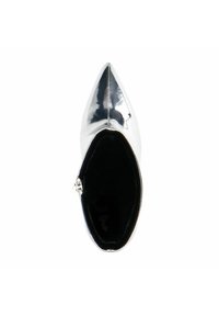 Chaussure argentée à bout pointu avec une finition laquée brillante. Présente une fermeture éclair et une doublure intérieure noire. Design léger et élégant.