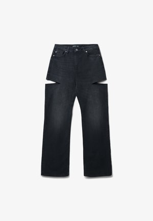 Jeans in denim nero con gambe ampie e sezioni ritagliate sulle cosce esterne. Presentano cinque tasche e una chiusura con bottone.
