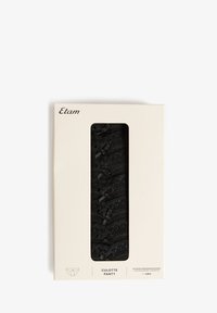 Paquet de sept culottes en dentelle noire avec petits nœuds, visibles à travers une fenêtre rectangulaire sur un emballage beige Etam.