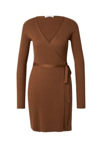 Braunes geripptes Wickelkleid mit langen Ärmeln, tiefem V-Ausschnitt und einem selbstbindenden Gürtel in der Taille; aus strukturiertem Strickstoff gefertigt.