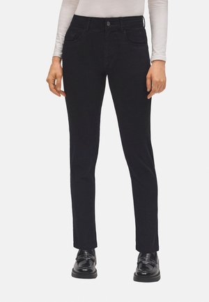 Pantalones de mezclilla negros con un corte recto. Presentan cinco bolsillos clásicos, un cierre de botón y una textura suave. Diseño minimalista.