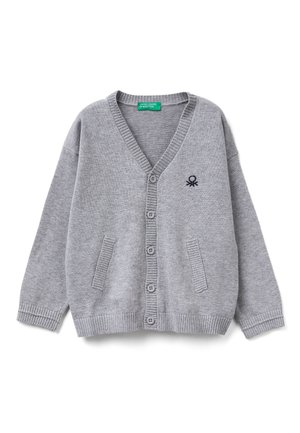 Cárdigan de botones color gris claro con mangas largas, dos bolsillos delanteros, puños y dobladillo acanalados, y un pequeño logo negro bordado en el pecho.