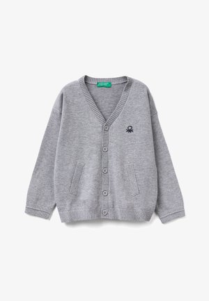 Lichtgrijze cardigan met knopen, lange mouwen, twee steekzakken aan de voorkant, geribbelde manchetten en zoom, en een klein zwart geborduurd logo op de borst.