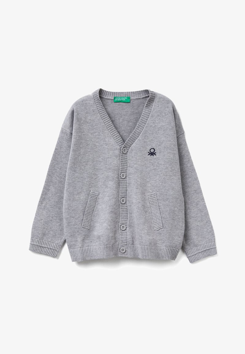 Cardigan grigio chiaro con bottoni, maniche lunghe, due tasche frontali, polsini e orlo a coste e un piccolo logo nero ricamato sul petto.