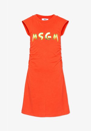 Jasnopomarańczowa, bezrękawnikowa sukienka casual z marszczonymi bokami i wielokolorowym napisem "MSGM" na piersi.
