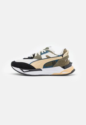 Wielokolorowy sneaker z beżowymi, oliwkowymi, czarnymi, niebieskimi i białymi panelami, sznurowanym zapięciem i masywną dwukolorową podeszwą, widok z boku.