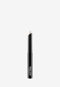 Schwarze Tube mit einem klaren Dreh-auf-Applikator, der oben eine weiße Creme hat. Text an der Seite lautet "MAC PREP + PRIME."