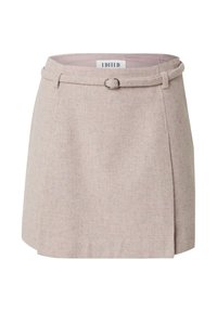Helle rosa Rock aus strukturiertem Stoff, mit einem Gürtelschlaufen und einer silbernen Schnalle, taillierter Schnitt und geradem Saum.