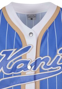 Maglietta da baseball blu con righe verticali bianche, dotata di colletto beige, bottone a scatto argento e logo ricamato "Kani" in bianco e blu.
