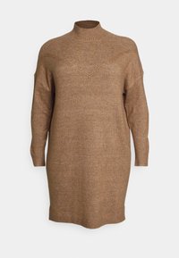 Robe-pull marron en tricot avec un col montant, des manches longues et un motif chevron texturé sur la poitrine. Douce, de taille moyenne.