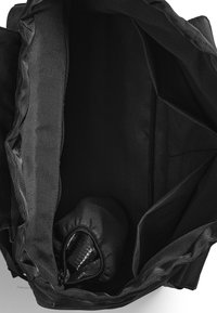 Svart tote-väska med ett rymligt inre, slät tyg och dragkedjefickor. Har en mindre dragkedjefack för säker förvaring.