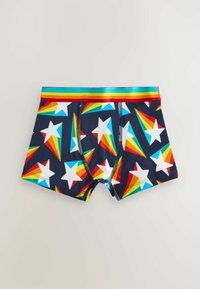 Muške bokserice s tamnoplavom pozadinom i ponavljajućim uzorkom zvjezdica i duginih boja. Elastična traka u struku s crvenim, plavim i žutim prugama.
