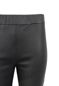 Schwarze Kunstlederhosen mit glatter Textur, ausgestattet mit einem elastischen Bund und einem enganliegenden Design, das durch minimale Nähte hervorgehoben wird.