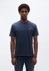 Granatowy bawełniany t-shirt z okrągłym dekoltem i krótkimi rękawami, z małym logo na lewej stronie klatki piersiowej. Luźny fason i gładka faktura.